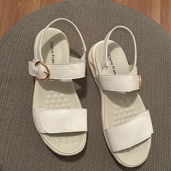 Comfortable white sandals. Gold detail. Trendy :) - Picture 2 of 4